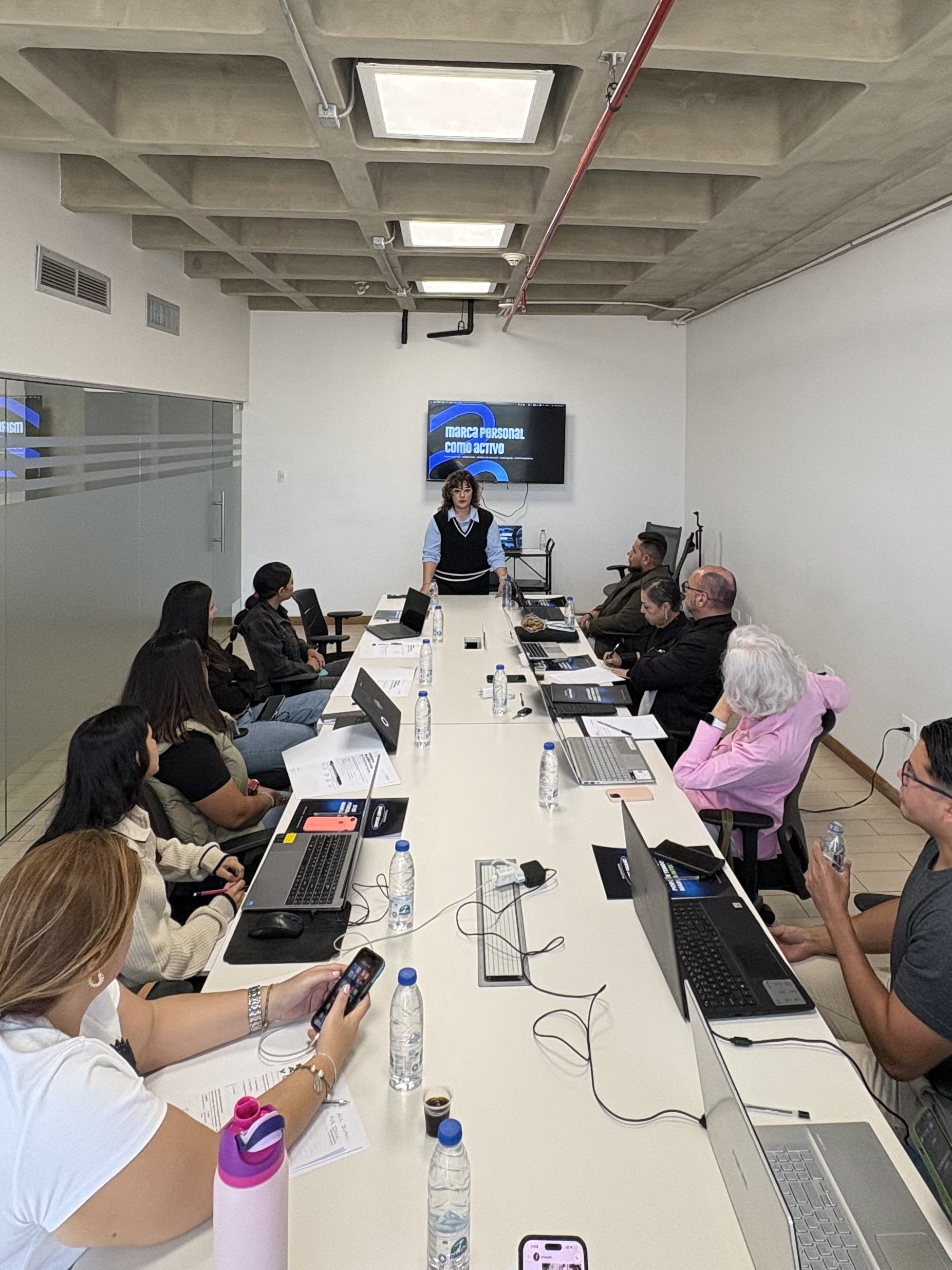 Daniela Gutiérrez dando clases