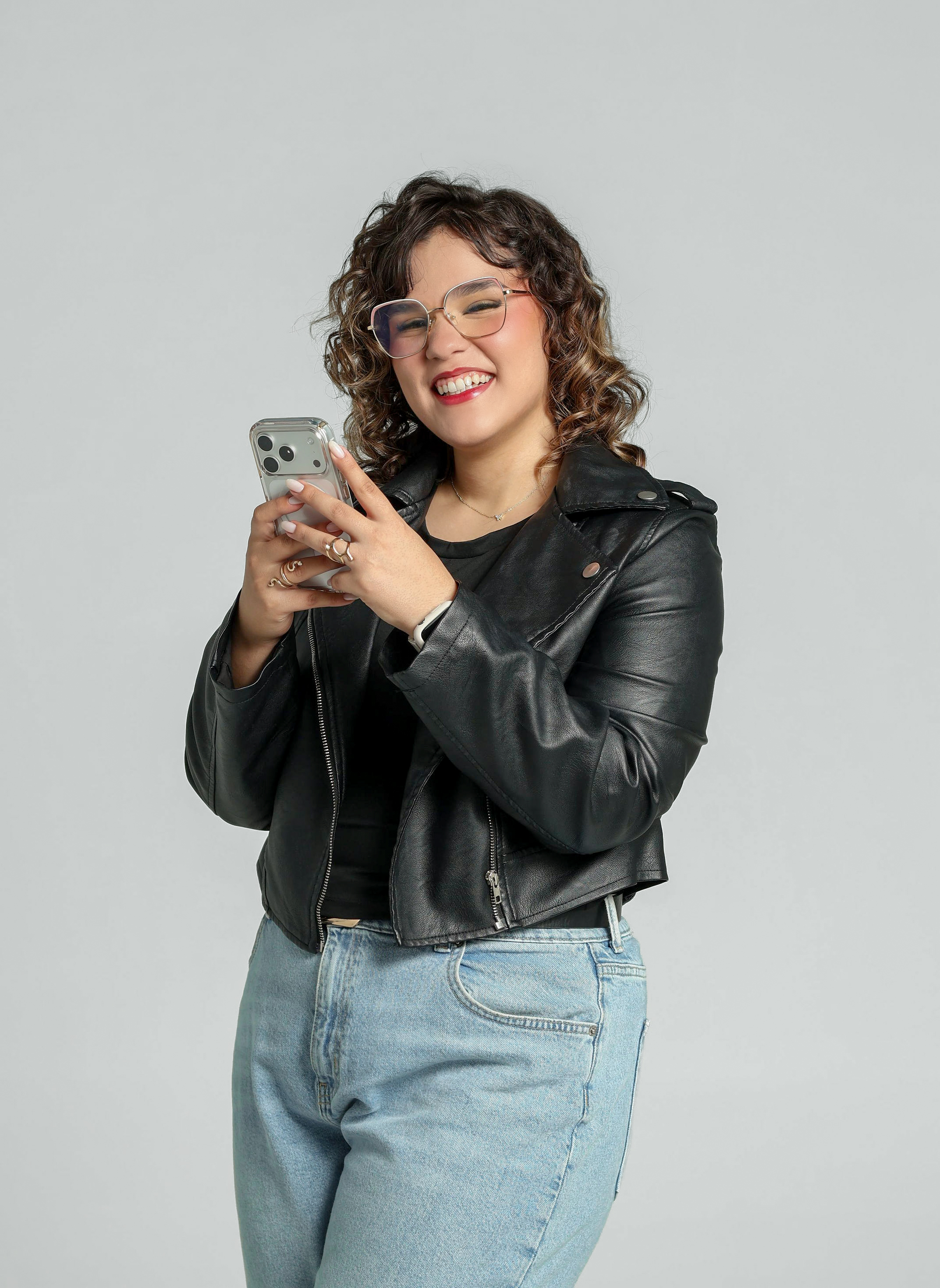 Daniela Gutiérrez gestionando redes desde su teléfono