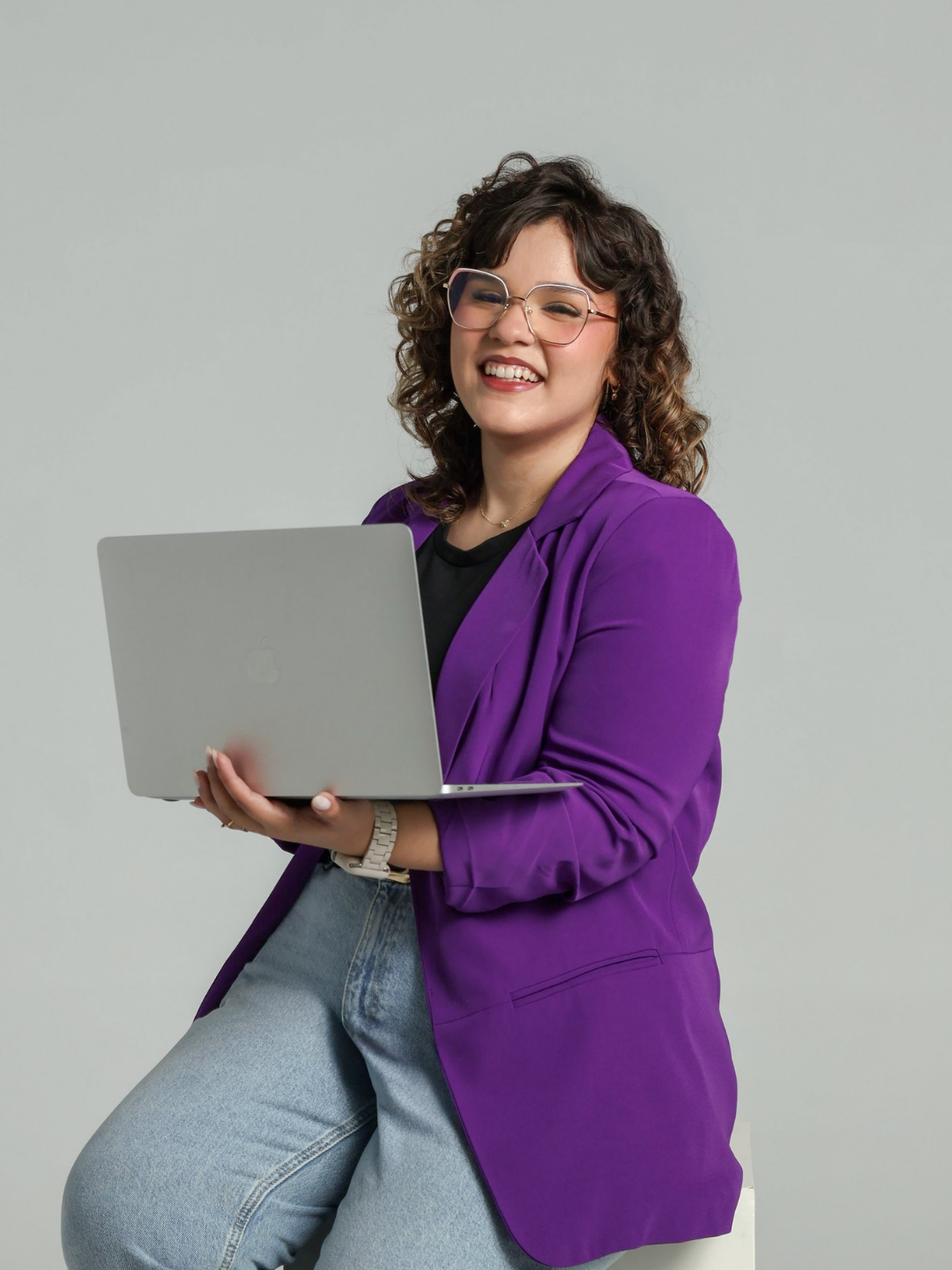 Daniela Gutiérrez trabajando con su laptop