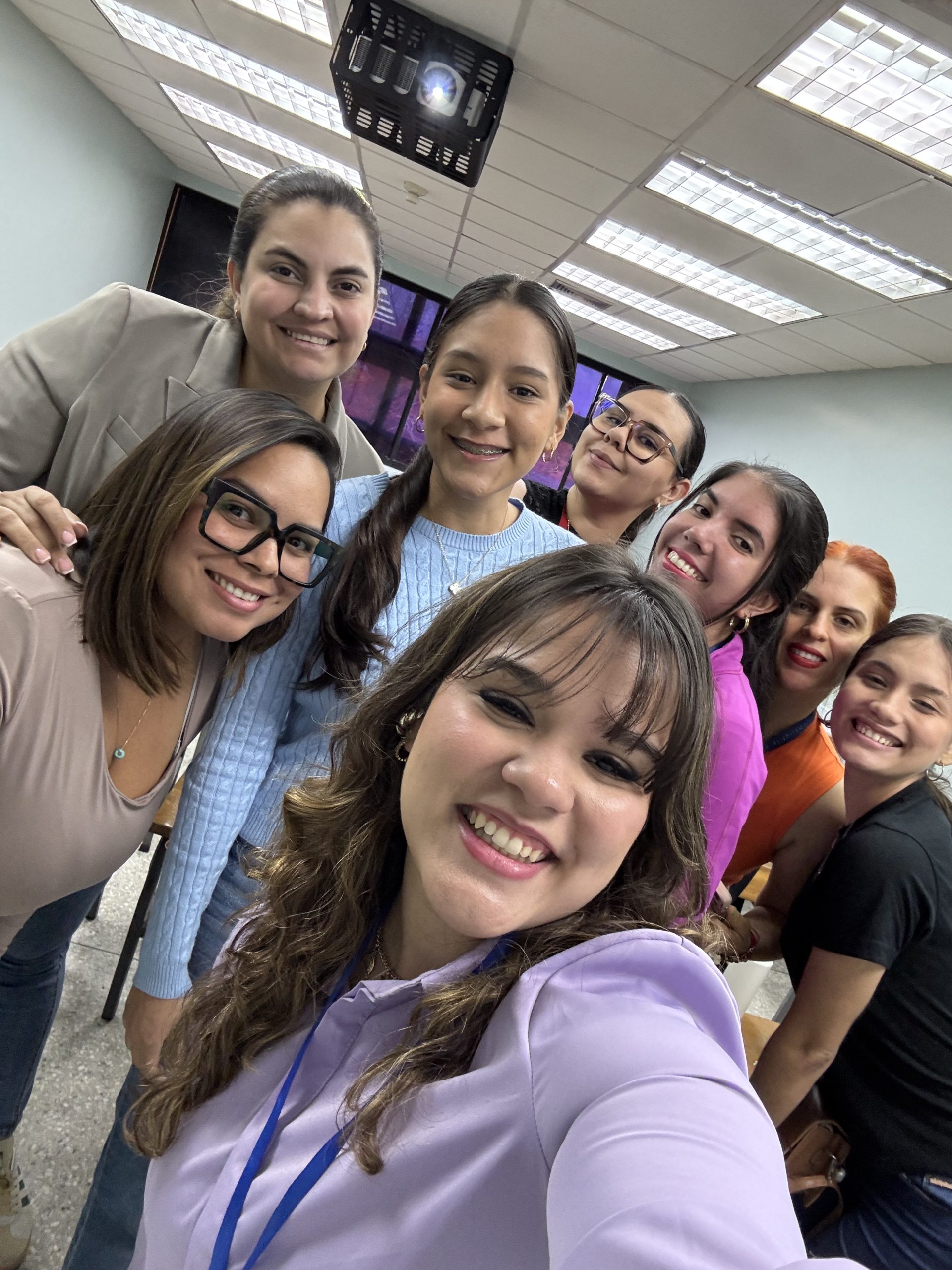 Daniela con un grupo de alumnos universitarios
