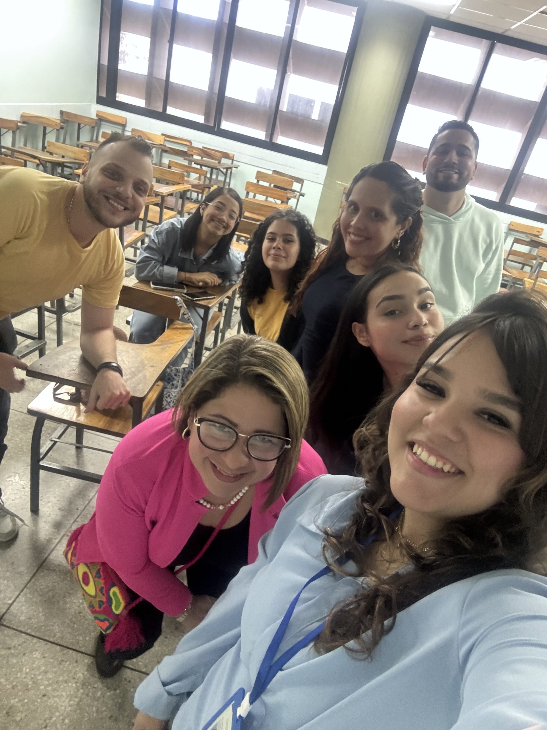 Daniela con otro grupo de alumnos universitarios